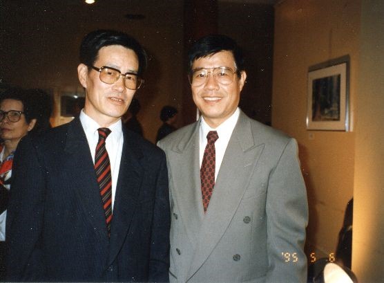 1995年 严家祺（左1）和王炳章（左2）(来源：严家其提供) 