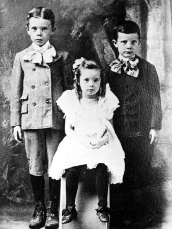 幼年的朗，与他的弟弟厄尔和妹妹露西尔 