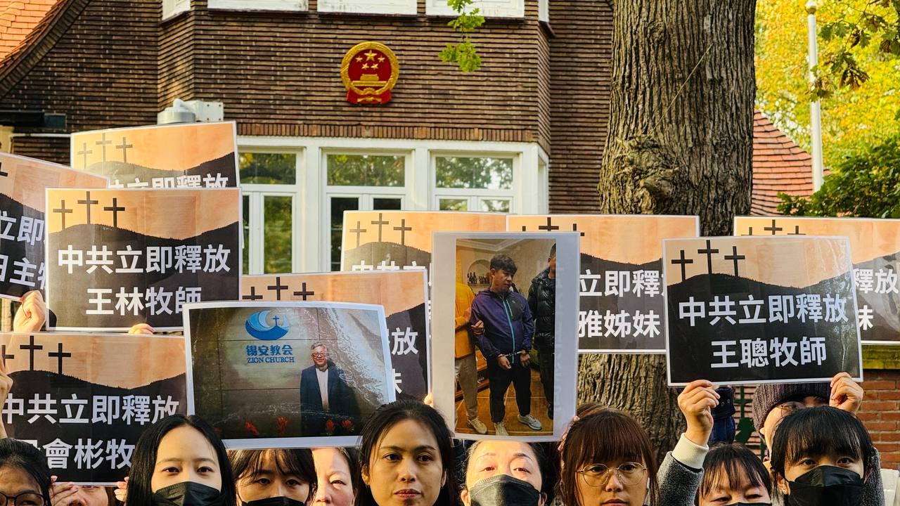 活動現場近70名基督徒高舉牌子,呼籲釋放被捕弟兄姊妹,活動負責人江培坤提供