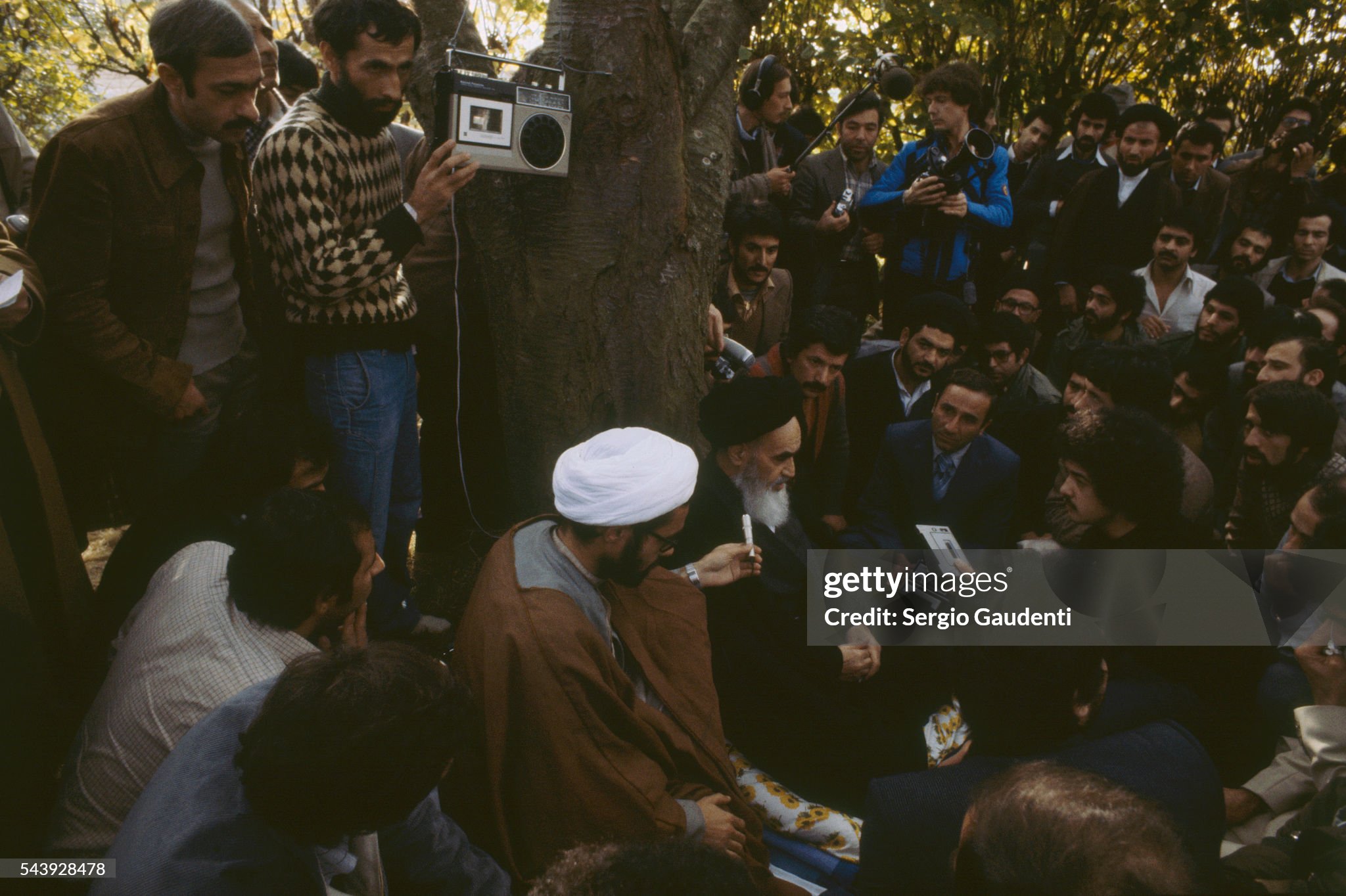 霍梅尼在诺夫勒堡住所院子里的苹果树下。（图片来源Sergio Gaudenti） 