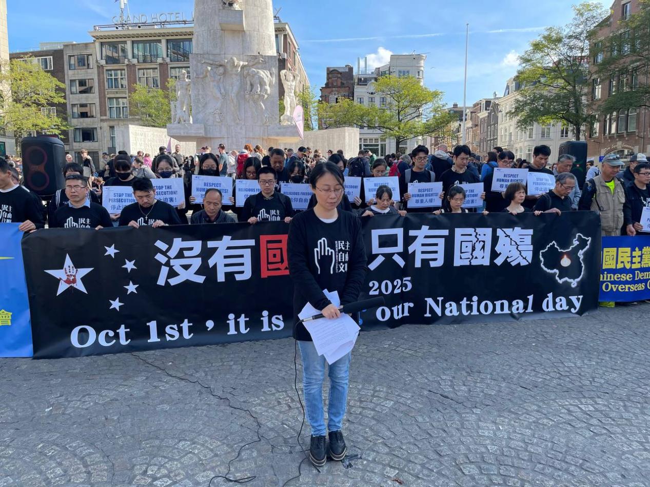 活动主持人Erin Duan宣读国殇悼词后,带领全场默哀一分钟,活动负责人江培坤供图