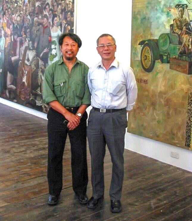 本文作者和沈嘉蔚摄于“再见革命”画展（2002年9月27日） 