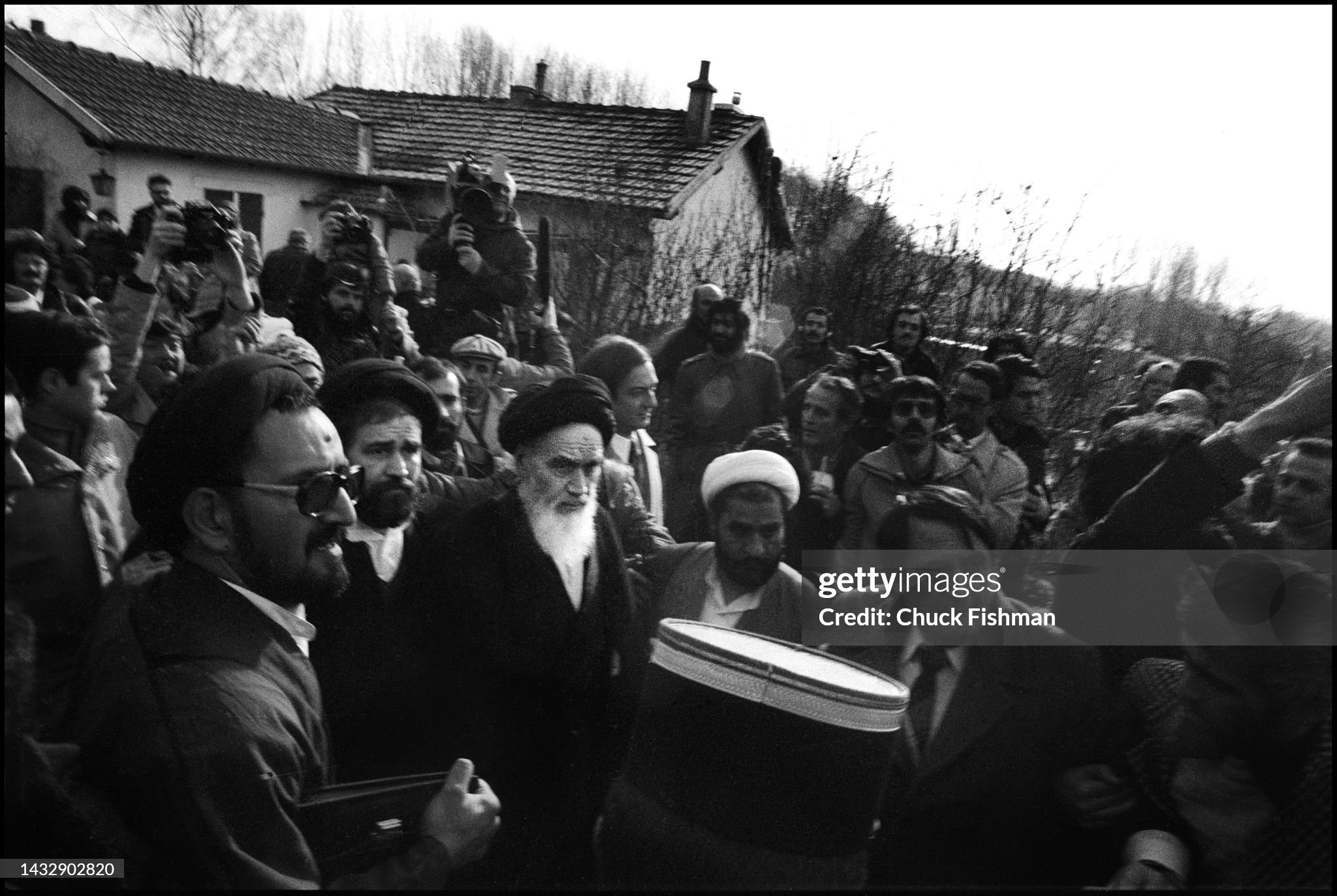 1979年1月，在法国诺夫勒堡，霍梅尼走出家门，到街对面搭起的帐篷参加祈祷会。（图片来源：Chuck Fishman） 