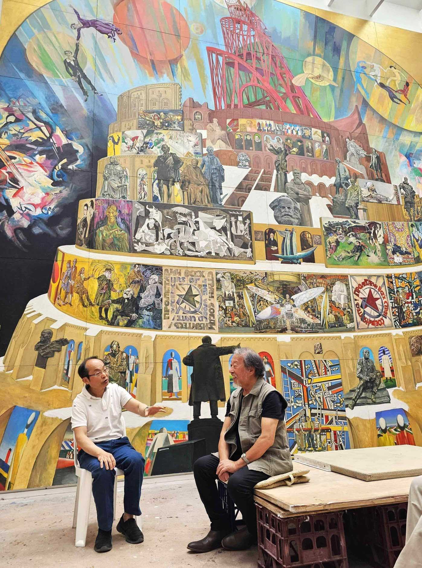 庆祝会前，沈嘉蔚和悉尼科技大学冯崇义教授谈话，背后是巨幅系列油画《巴别塔》之一《乌托邦》 