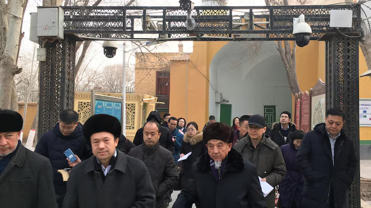 2019年,中国新疆维吾尔自治区喀什(Kashgar)艾提尕尔清真寺(Id Kah Mosque)外的安全摄像头。照片:REUTERS / BEN BLANCHARD