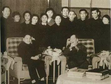 1975年，毛泽东在书房同邓小平及工作人员 