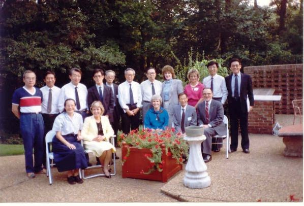1988年 严家祺（后排左4）与王沪宁（后排右2）（摄于美国亚特兰大，严家其提供）   