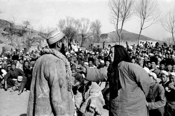1951年青海民和县土改中农民妇女与地主面对面进行说理斗争 