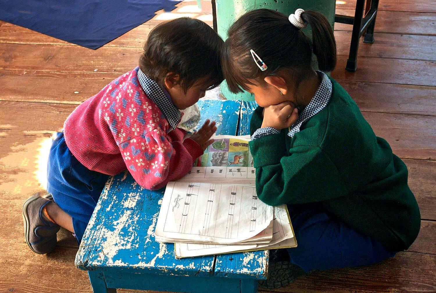 TCV的孩子们在学藏文 Children learning Tibetan in TCV