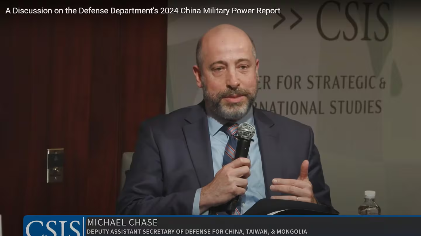 美国国防部中国事务副助理部长蔡斯（Michael Chase）在出席华府智库战略国际研究中心讨论中国军力报告时表示，这意味着中国作战的选项增加，并已进步到能够进行陆、海、空的核三位一体投射。 (视频截图/战略国际研究中心官网) 