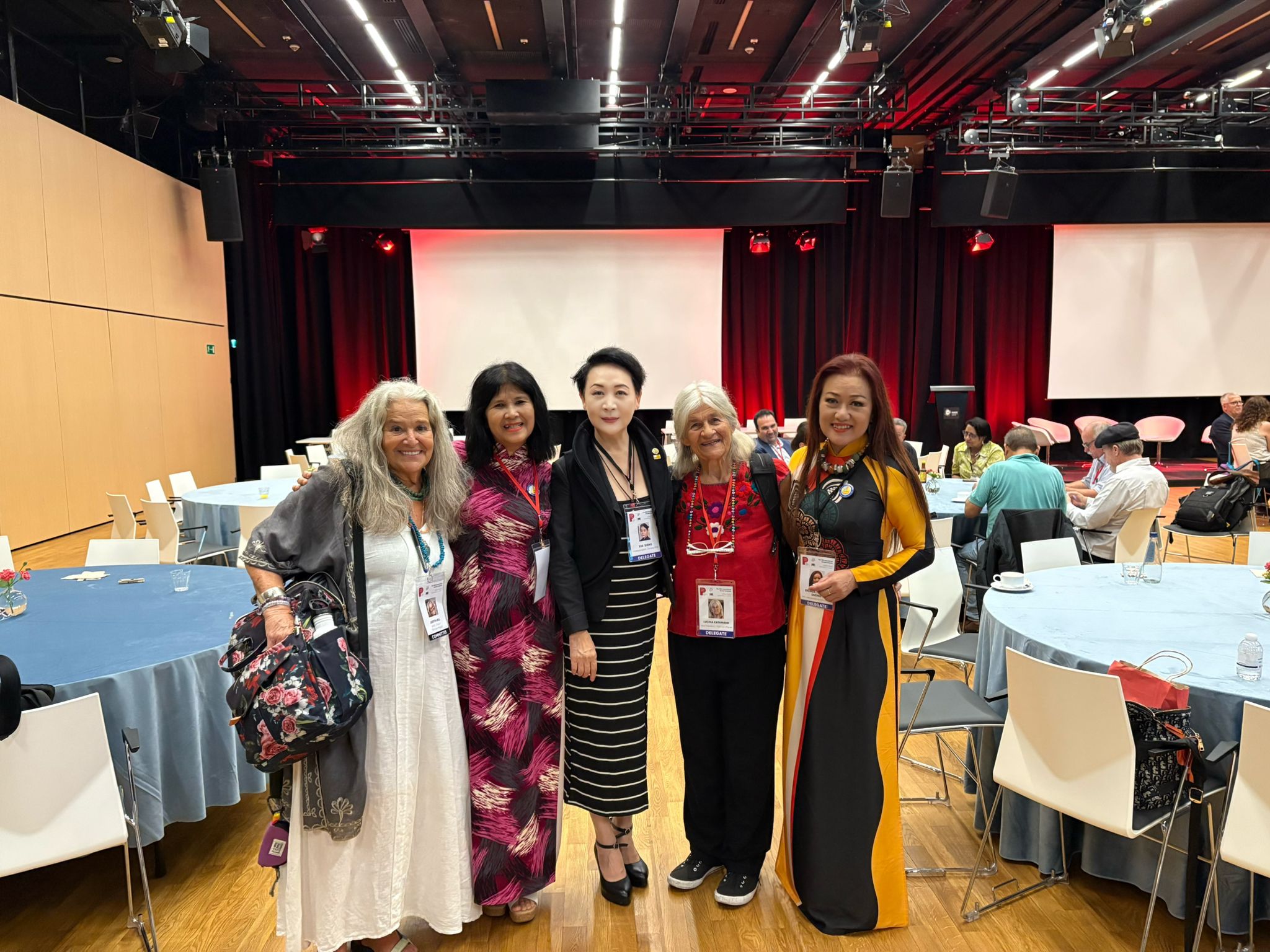 照片：在第91届国际笔会大会上，左一是女作家委员会主席Judyth Hill 