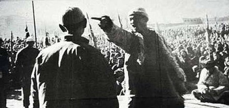 1946 年的斗争会上一位农民对地主的斗争 