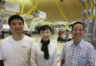 2010年8月，河清先生和王策先生來機場接我。 