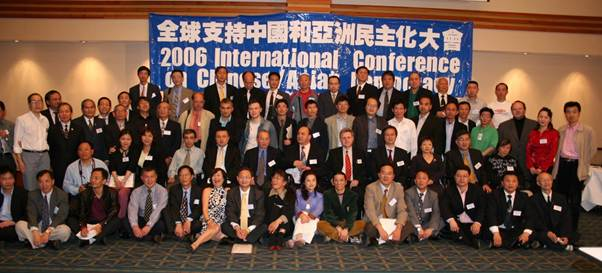 2006 年德國民運大會，第一排席地而坐從左向右第五位黃元璋。此合影中至少四人已經離世：黃元璋、王策、張健、房勇 