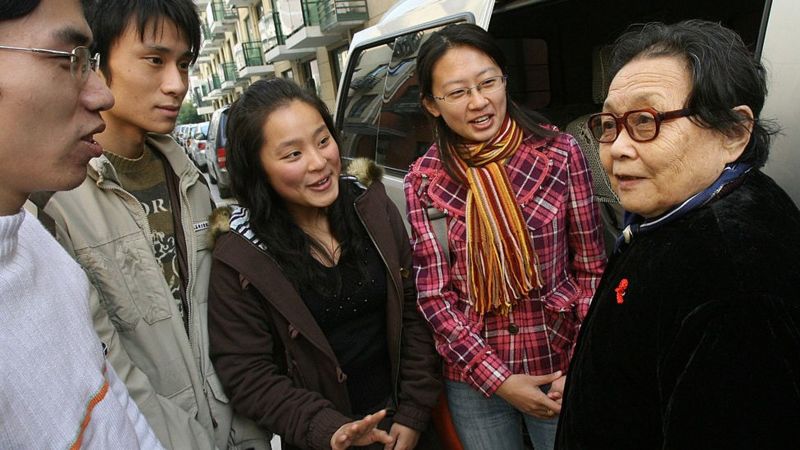 2006年11月30日，高耀洁在中国上海进行高校系列讲座期间同大学生谈论艾滋病预防问题。 