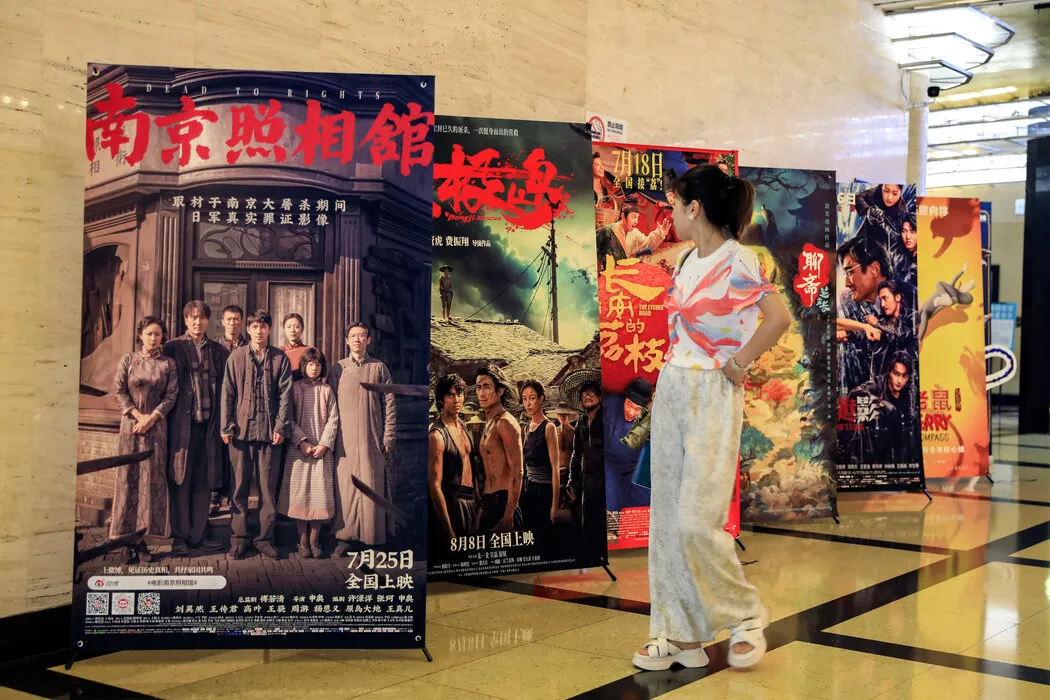 8月，上海某影院，《南京照相馆》与《东极岛》的电影海报。 VISUAL CHINA GROUP, VIA GETTY IMAGES 