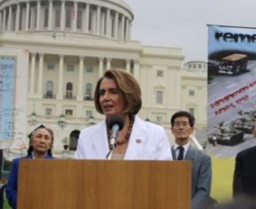 2009年6月4日，Nancy  Pelosi在国会大厦前为纪念六四演讲，她左侧后是严家祺 