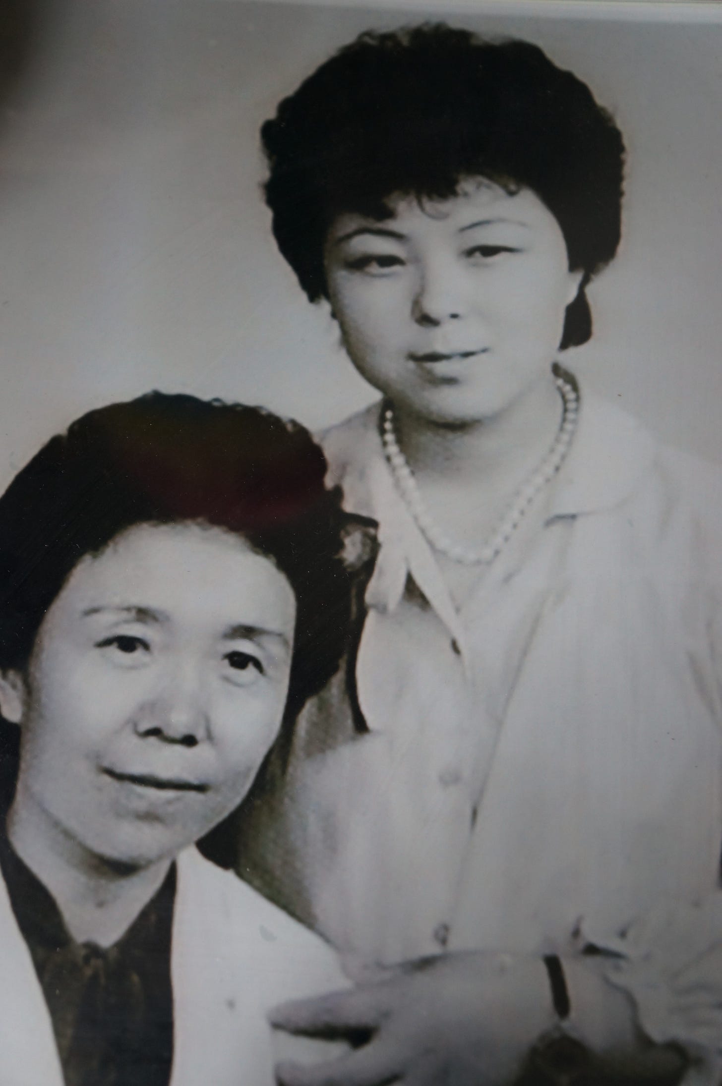 奚桂茹与她的母亲谭淑琴80年代的合影,父亲久病在床无照片