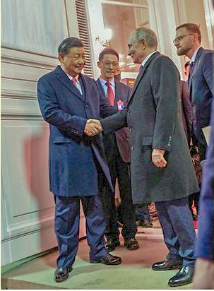 2023年3月21日，习近平在莫斯科与普京会谈结束后在大门外握手告别 