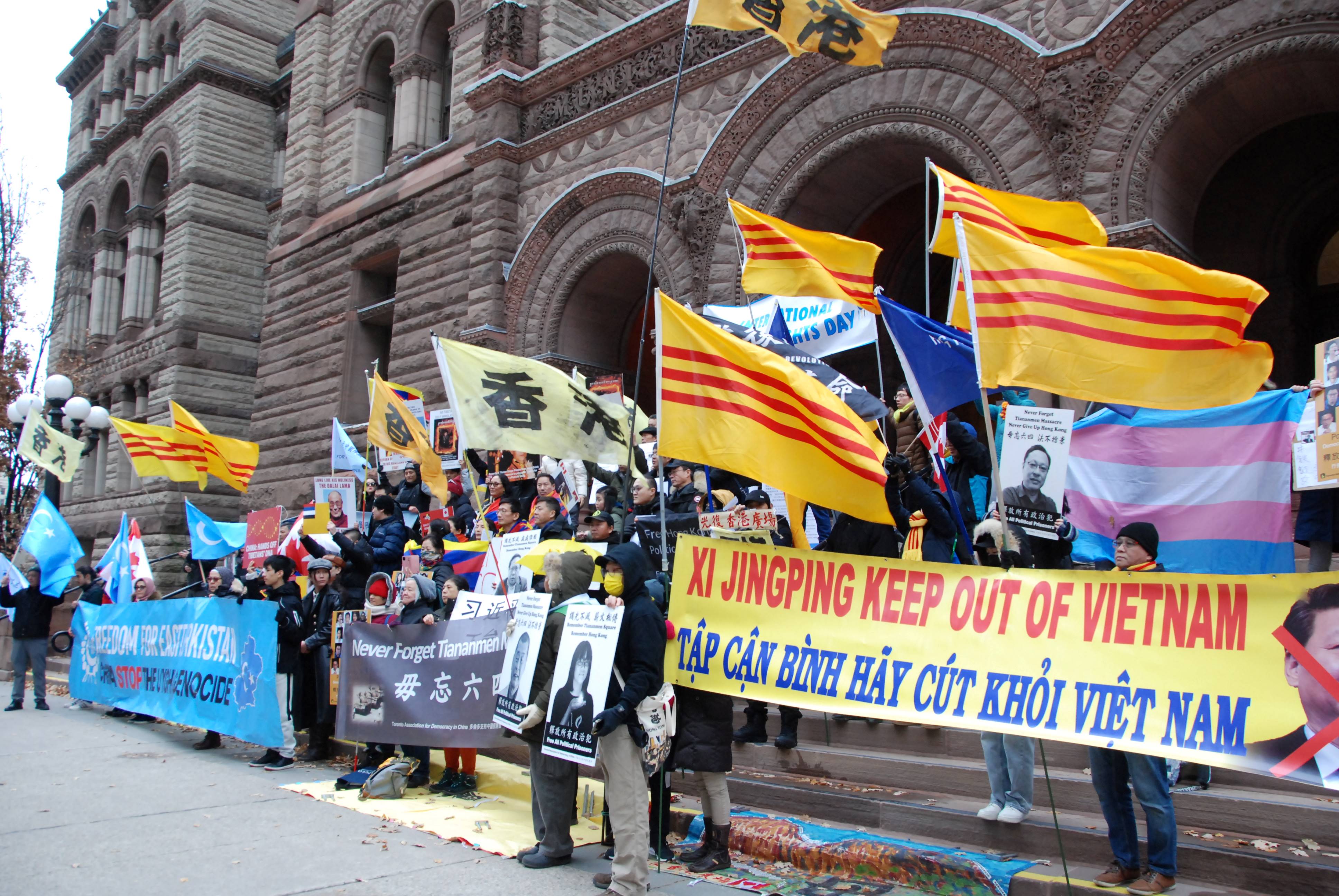 2023年12月10日国际人权日，多伦多跨族裔团体在多伦多老市政厅前集会，呼吁停止迫害，结束中共暴政。（伊铃／大纪元）   