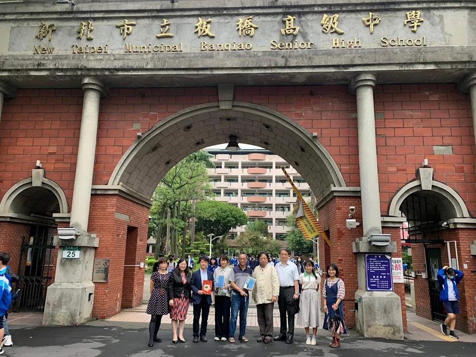 2022年10月13日，板青人返校。右四為本文專訪主角曾建元。圖／板中提供 