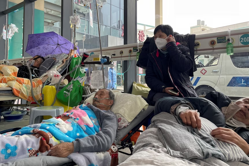 据路透社报道，北京一家医院的医生收到通知，“尽量不要”在死亡证明上写新冠引起的呼吸衰竭。(Reuters) 