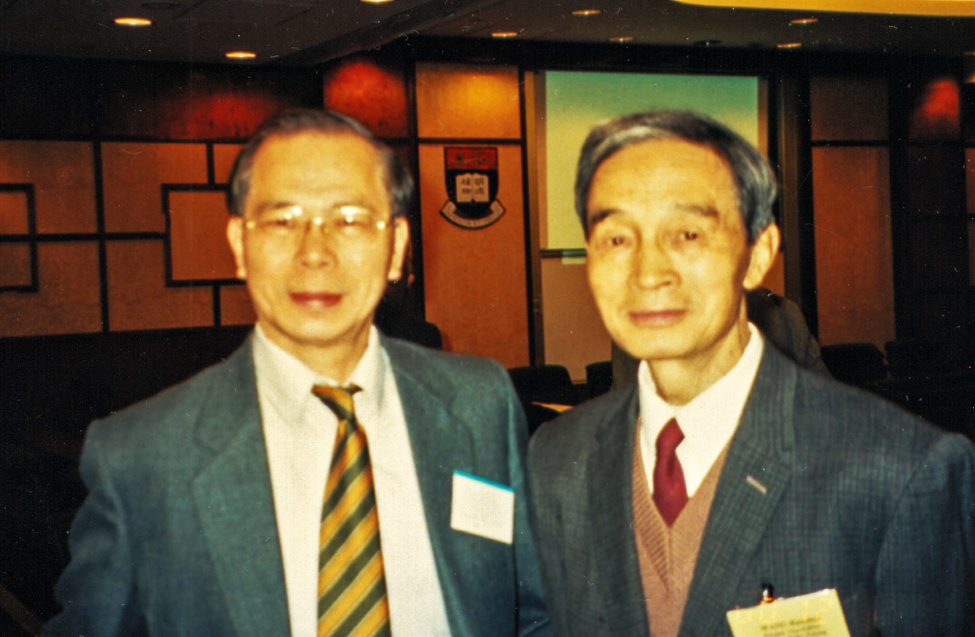 2000年12月中旬，本文作者与王若水先生摄于香港大学一个研讨会上 