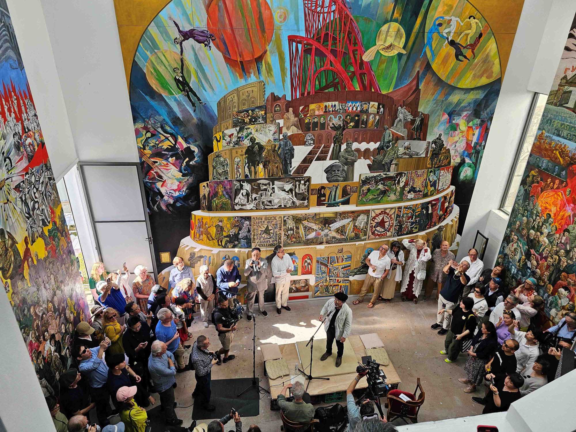 2023年10月15日，庆祝《巴别塔》绘画阶段告终集会在沈嘉蔚画室也是展厅中举行  