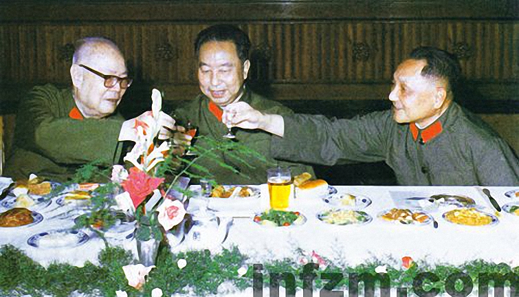 1977年8月1日，華國鋒（左二）、葉劍英（左一）、鄧小平（左三）在慶祝中華人民共和國建軍五十周年招待會上。圖/網絡截屏 