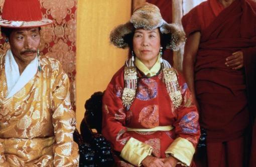 1997年电影《西藏七年》中她亲自饰演了自己母亲 In the 1997 film “Seven Years in Tibet,” she portrayed her own mother