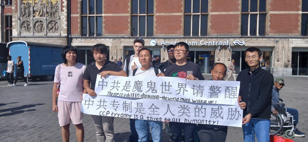 本地人主动与现场的集会人士合照