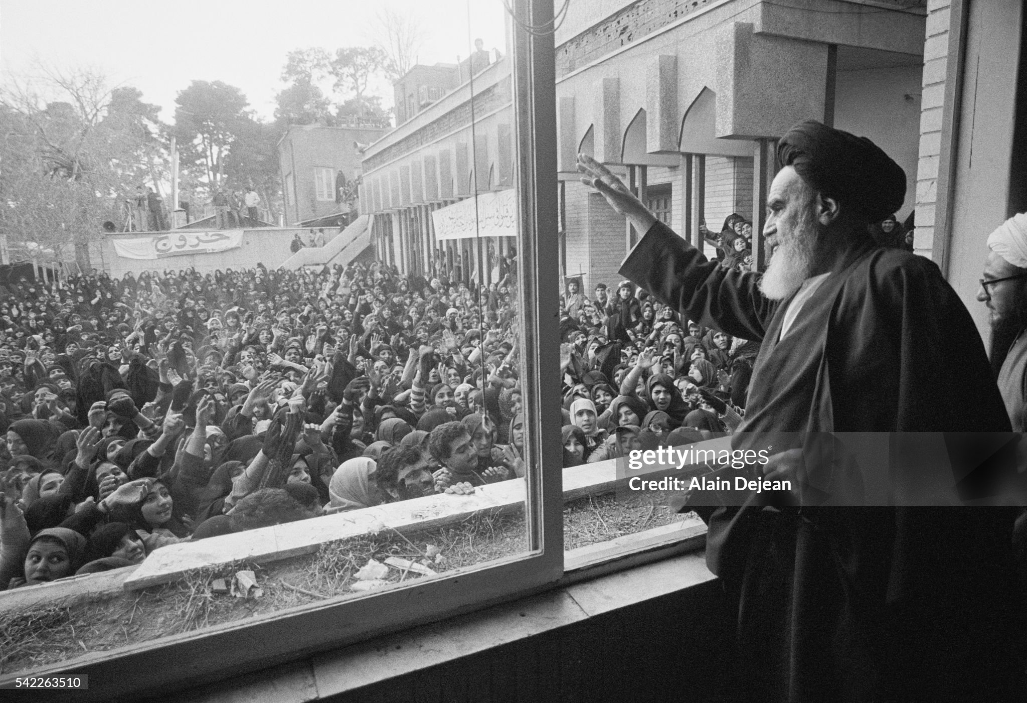 霍梅尼返回伊朗后在德黑兰大学向人群致意。（图片来源：Alain Dejean/Sygma via Getty Images） 