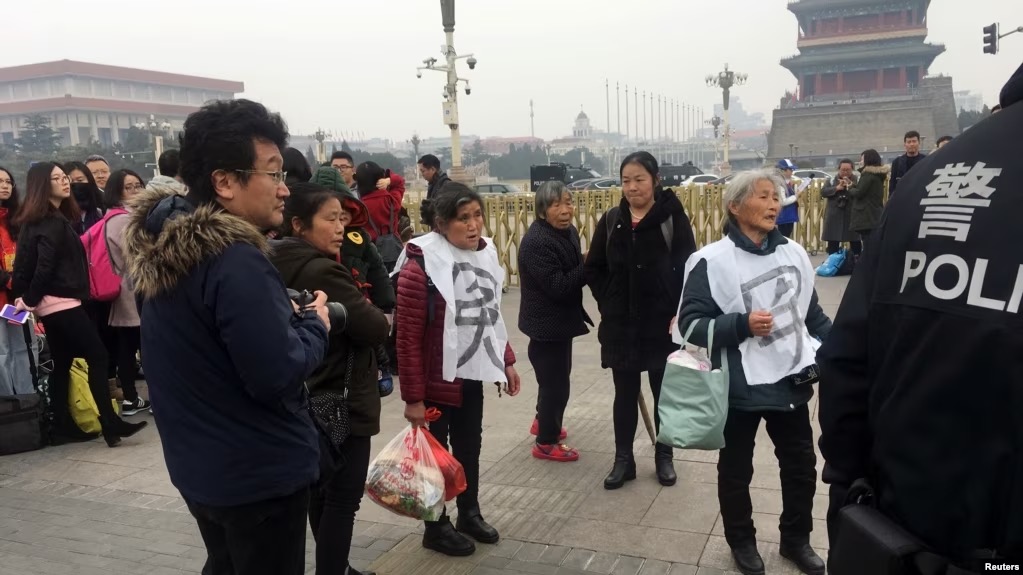 在中国全国政协会议开幕前告状民众出现在北京天安门广场旁。（2018年3月3日） 