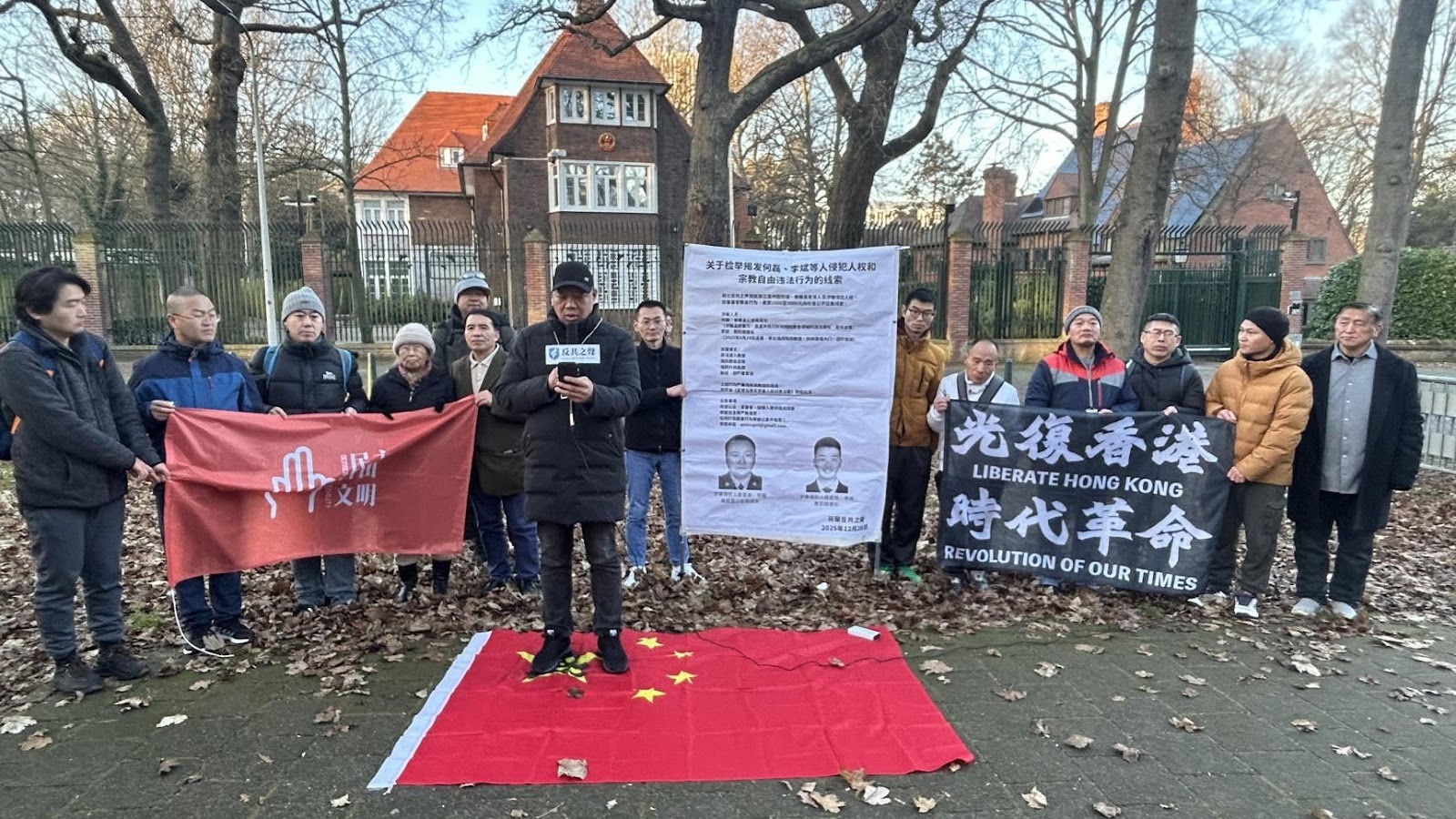 主办方代表邢松林宣读公开声明，正式向社会征集有关何磊、李斌等人涉嫌系统性侵犯宗教信仰自由与基本人权的证据，活动义工江培坤提供 