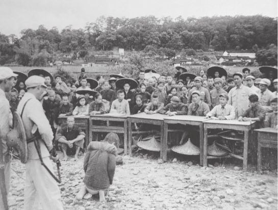 1952年土地改革。在广东省佛冈县，农⺠因拥有四亩土地被打成 “恶霸地主”，被判死刑。 