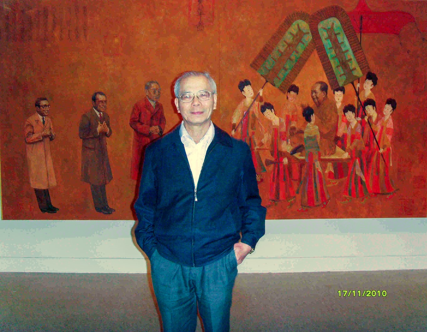 本文作者摄于沈嘉蔚名画《1972年步辇图》前 