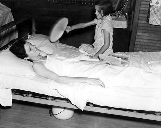 1938年，一位小女孩为其生病的母亲扇风。她的母亲是一名普通工人，因朗的改革得以接触到便捷的医疗服务。 