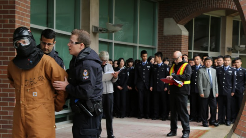 温哥华警察局警官向中国警察学生展示武力战术 | JIBC 照片 