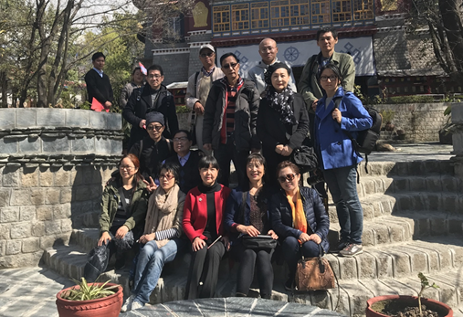 一行人參訪下達蘭薩拉的模擬西藏拉薩的諾布林卡園林，中間站立敞開羽絨衣戴墨鏡者為黃元璋博士（民主中國陣線 2019 年達蘭薩拉參訪以及第十四次代表大會 https://www.fdc64.org/index.php/news/fdc-activities/1201-20190327-fdc-dharamsala-visit-and-14th-congress） 