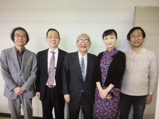 在大阪哲學學校講座。從左至右：田畑、王、山本、筆者、平等。 