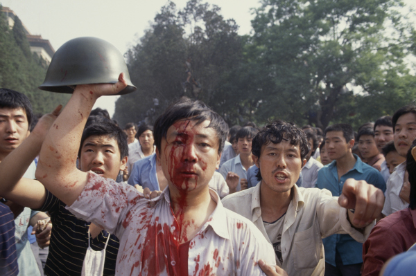 1989年6月3日至6月4日夜间,共军向人群开火,并用坦克强行封锁了最后几道防线。(图片来源:Getty Images)