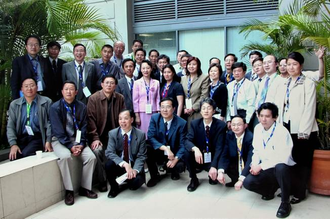 2005年3月澳洲民運大會，後排站立者從右向左數第七人黃元璋 