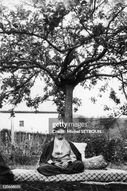 1978年10月1日，霍梅尼在法国诺夫勒堡家中花园的苹果树下，接受追随者的敬拜。（图片来源Michel SETBOUN） 