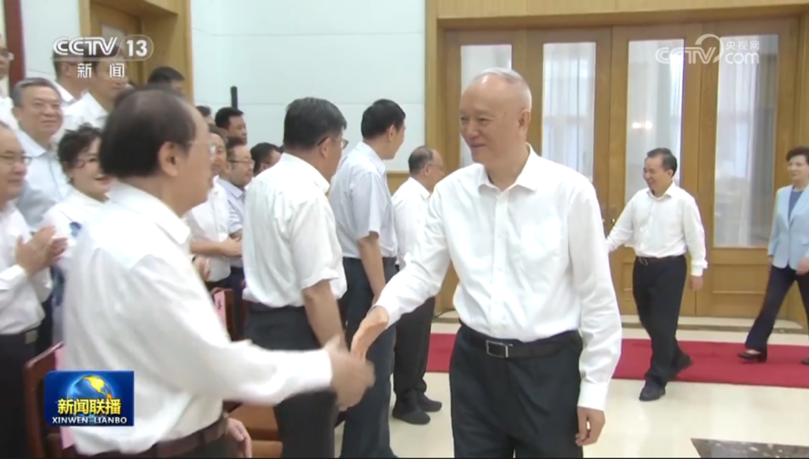 蔡奇受总书记习近平委托,在北戴河看望暑期休假专家。(央视新闻截图)