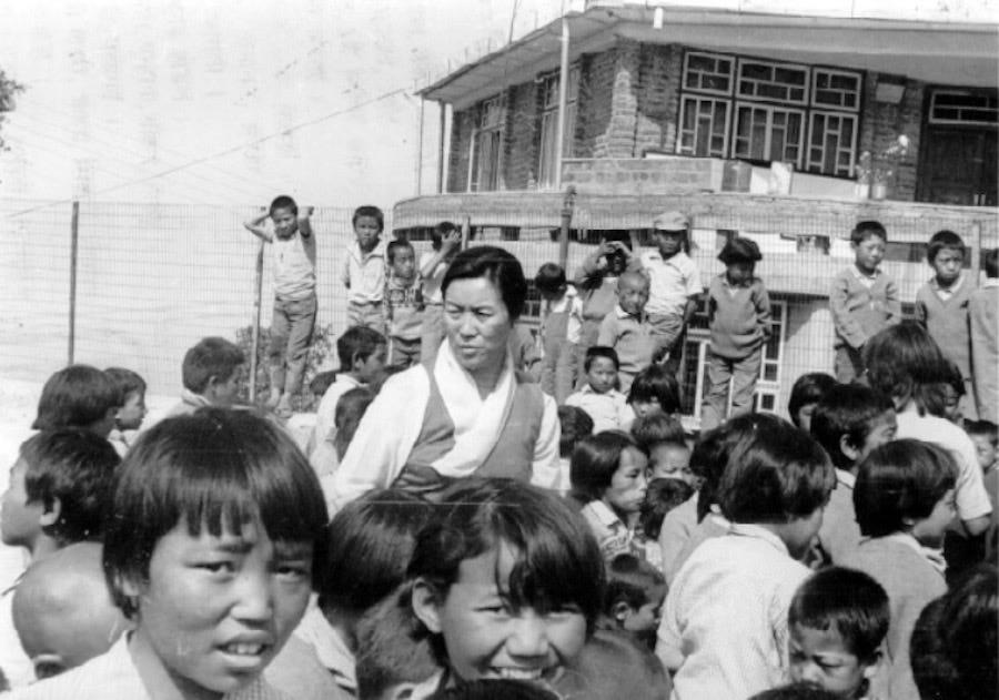 年轻的吉尊白玛和TCV 的藏人儿童 Young Jestun Pema with Tibetan Children in TCV