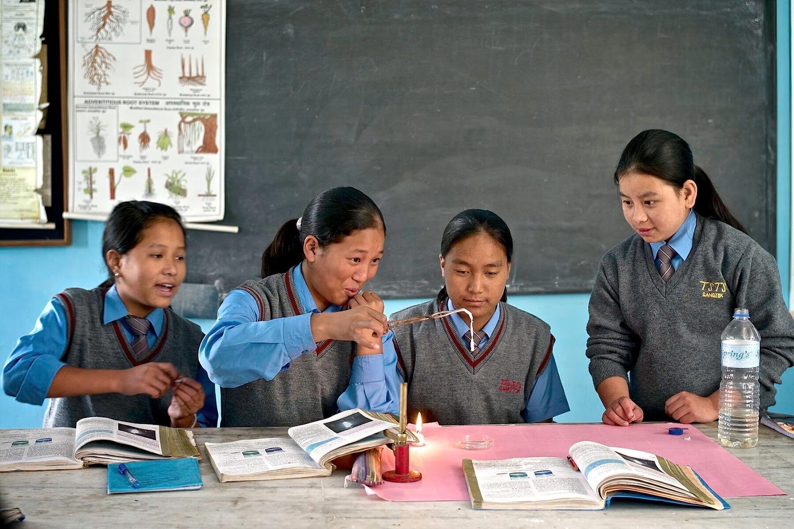 科学课上的高年级TCV学生 Senior TCV students in science class
