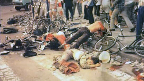 1989年6月4日早晨，六部口被坦克车碾压而死的学生尸体。 （图片来源：六四档案图） 