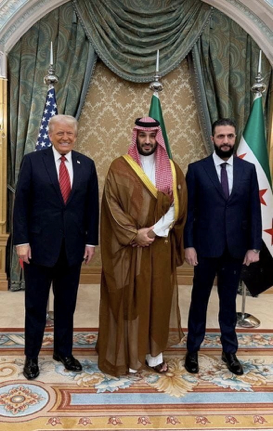 美国总统川普(Donald Trump)14日在沙乌地阿拉伯会见叙利亚总统夏拉(Ahmed al-Sharaa)。左起为美国总统川普、沙乌地阿拉伯王储萨尔曼亲王(Mohammed Bin Salman)、叙利亚总统夏拉。(路透社/达志影像)