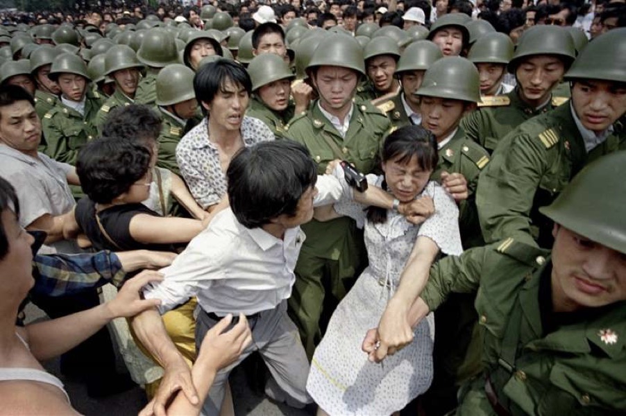1989年6月3日，北京市民與軍警發生推擠衝突。（AP） 