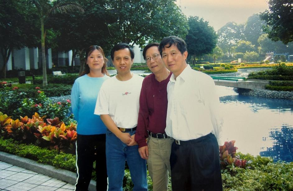 2005 年香港，著紅衣者黃元璋 